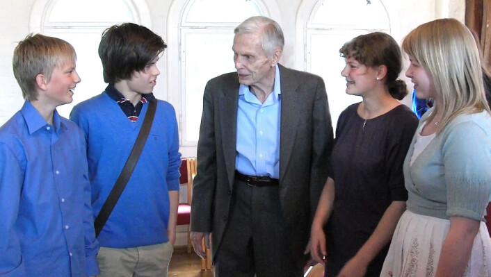 Vinnerne av Kappabel-prisen 2010 fra klasse 9G Sommerlyst skole i Troms, sammen med Abelprisvinner John Tate. Fra venstre: , Eiolf Kaspersen, Oscar Ovanger, John Tate, Jitske Bak og Anneli Sinikka Pedersen. (Foto: Arnfinn Christensen) Vinnerne av Kappabel-prisen 2010 fra klasse 9G Sommerlyst skole i Troms, sammen med Abelprisvinner John Tate. Fra venstre: , Eiolf Kaspersen, Oscar Ovanger, John Tate, Jitske Bak og Anneli Sinikka Pedersen. (Foto: Arnfinn Christensen)