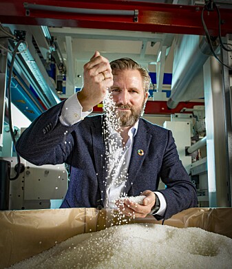 Norner-direktør Thor Kamfjord ser på hvordan kjemikaliene fra klimagass kan bli til mer bærekraftig plast. Norner-direktør Thor Kamfjord ser på hvordan kjemikaliene fra klimagass kan bli til mer bærekraftig plast.