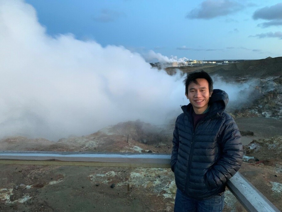 Forsker Hieu Nguyen Hoang under arbeid med jordvarmebrønnen på Island.