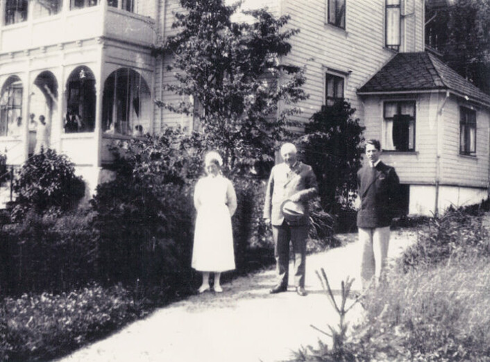 Moderne distriktspsykiatriske sentre kan ha dype historiske røtter. Bjørkeli Voss Psykiatriske senter startet som tuberkulosehjem. Bildet viser Bjørkelid Tuberkuloseheim i 1930. Fra venstre: styrerinne Ranveig Skjeldal, dr. Birger Lærum senior og medisinerstudent Birger Lærum junior. (Foto: Fra avhandlingen, utlånt av Ole Didrik Lærum) Moderne distriktspsykiatriske sentre kan ha dype historiske røtter. Bjørkeli Voss Psykiatriske senter startet som tuberkulosehjem. Bildet viser Bjørkelid Tuberkuloseheim i 1930. Fra venstre: styrerinne Ranveig Skjeldal, dr. Birger Lærum senior og medisinerstudent Birger Lærum junior. (Foto: Fra avhandlingen, utlånt av Ole Didrik Lærum)