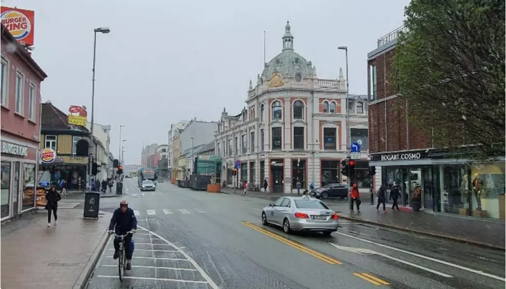 Olav Tryggvasons gate i Trondheim skulle bli miljøgate, til det bedre for gående, syklende og kollektivtransport. Omleggingen har ikke gått helt som planlagt.