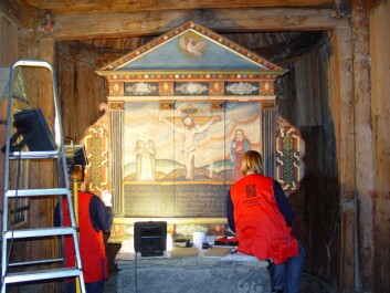Malerikonservatorene på befaring i Borgund stavkirke. (Foto: Hilde Smedstad Moore/Anne Ytterdal) Malerikonservatorene på befaring i Borgund stavkirke. (Foto: Hilde Smedstad Moore/Anne Ytterdal)