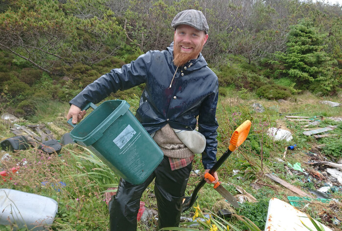 − Vi ser at man måtte fjerne mye vegetasjon for å få vekk plasten, sier forsker ved Norce Eivind Bastesen. − Vi ser at man måtte fjerne mye vegetasjon for å få vekk plasten, sier forsker ved Norce Eivind Bastesen.