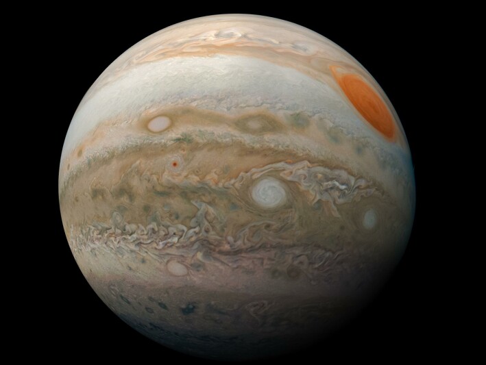 Jupiter sett av romsonden Juno. Kjempeplaneten er mer enn dobbelt så massiv som alle de andre planetene i solsystemet til sammen. Planeten er dermed en kraftig gravitasjonsbrønn som påvirker resten av solsystemet, og hvordan asteroidene oppfører seg. Jupiter sett av romsonden Juno. Kjempeplaneten er mer enn dobbelt så massiv som alle de andre planetene i solsystemet til sammen. Planeten er dermed en kraftig gravitasjonsbrønn som påvirker resten av solsystemet, og hvordan asteroidene oppfører seg.