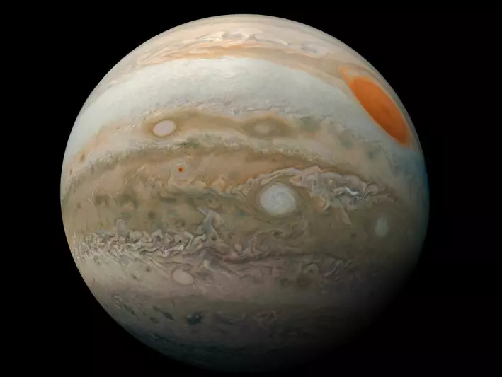 Jupiter sett av romsonden Juno. Kjempeplaneten er mer enn dobbelt så massiv som alle de andre planetene i solsystemet til sammen. Planeten er dermed en kraftig gravitasjonsbrønn som påvirker resten av solsystemet, og hvordan asteroidene oppfører seg.
