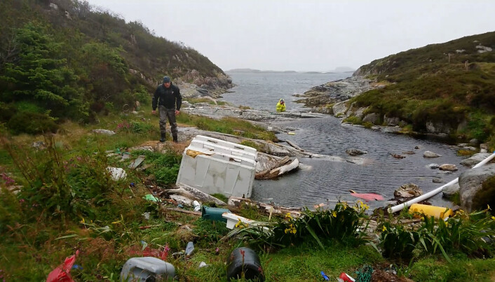 Bølger, vind og formen på landskapet gjør at mye plast kastes inn på land på Lisle Lyngøyna. Bølger, vind og formen på landskapet gjør at mye plast kastes inn på land på Lisle Lyngøyna.