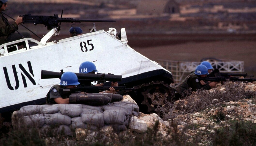 Norske UNIFIL-soldater ble første gang sendt på en såkalt fredsbevarende operasjon i Libanon våren 1978. Men det var langt fra fredelig i Libanon da de første soldatene ankom landet. Området FN-styrken skulle inn i, var en krigssone. Soldatene møtte livsfarlige situasjoner og havnet fort i kryssilden mellom ulike grupper som sloss mot hverandre på bakken. Norske UNIFIL-soldater ble første gang sendt på en såkalt fredsbevarende operasjon i Libanon våren 1978. Men det var langt fra fredelig i Libanon da de første soldatene ankom landet. Området FN-styrken skulle inn i, var en krigssone. Soldatene møtte livsfarlige situasjoner og havnet fort i kryssilden mellom ulike grupper som sloss mot hverandre på bakken.
