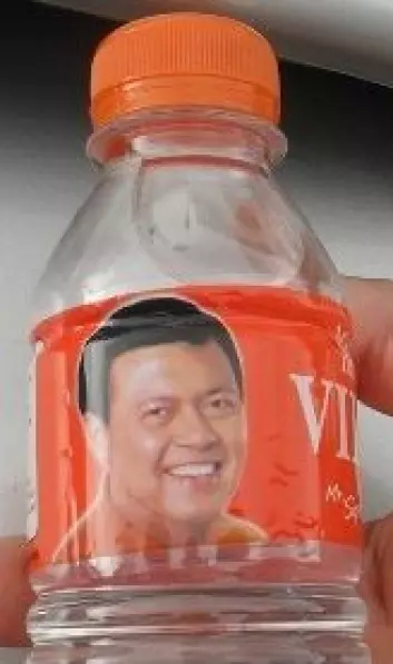 Presidentkandidat Manny Villar har utenlandsarbeiderne som en av sine valgkampsaker. Her på reklamevannflaske (Foto: Nina Kristiansen)