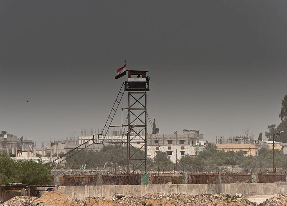 Bildet er tatt fra Rafah på Gazastripen, og viser et vakttårn på grensa til Egypt. (Foto: Marius Arnesen/Wikimedia Commons)