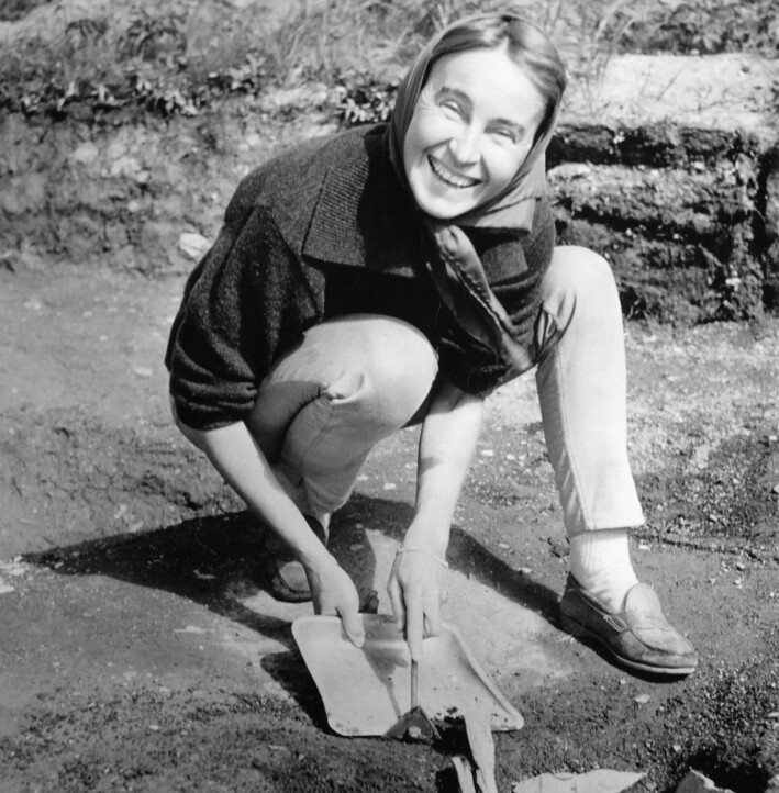 Arkeolog Anne Stine Ingstad ledet arbeidet under utgravninger av L'anse aux Meadow. Dette bildet er fra 1963 Arkeolog Anne Stine Ingstad ledet arbeidet under utgravninger av L'anse aux Meadow. Dette bildet er fra 1963