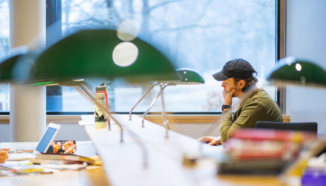 I Norge jobber 7 av 10 studenter gjennom hele semesteret. Dette er høyt, både i nordisk og europeisk sammenheng. Mange studenter opplever det som vanskelig å ha mange forpliktelser utenom studiene. I Norge jobber 7 av 10 studenter gjennom hele semesteret. Dette er høyt, både i nordisk og europeisk sammenheng. Mange studenter opplever det som vanskelig å ha mange forpliktelser utenom studiene.