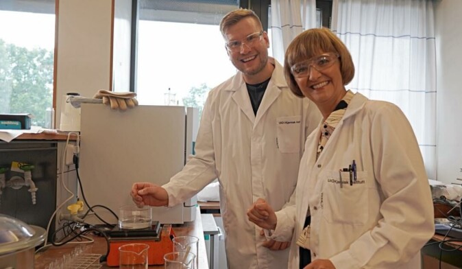 Førsteamanuensis Alexander Sandtorv (t.v.) og Solveig Barstad (t.h.) fra programmet <span class=" italic" data-lab-italic_desktop="italic">TV2 hjelper deg</span> lager hjemmelaget håndkrem på lab. Førsteamanuensis Alexander Sandtorv (t.v.) og Solveig Barstad (t.h.) fra programmet <span class=" italic" data-lab-italic_desktop="italic">TV2 hjelper deg</span> lager hjemmelaget håndkrem på lab.