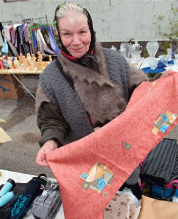 Grensehandel på den norsk-russiske grensen har lange tradisjoner. Høgskolen i Finnmark vil at grenseboerne skal få mer kunnskap om hverandre. Bildet viser torghandel med russiske produkter på torget i Vardø. (Foto: Trym Ivar Bergsmo/Samfoto) Grensehandel på den norsk-russiske grensen har lange tradisjoner. Høgskolen i Finnmark vil at grenseboerne skal få mer kunnskap om hverandre. Bildet viser torghandel med russiske produkter på torget i Vardø. (Foto: Trym Ivar Bergsmo/Samfoto)