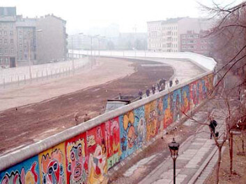 Dette blidet ble tatt i 1986 ved Bethaniendamm i Berlin-Kreuzberg. En patrulje rydder vekk søppel som har blitt kastet over muren fra Vest-Berlin. (Foto: Thierry Noir, se lisens her) Dette blidet ble tatt i 1986 ved Bethaniendamm i Berlin-Kreuzberg. En patrulje rydder vekk søppel som har blitt kastet over muren fra Vest-Berlin. (Foto: Thierry Noir, se lisens her)