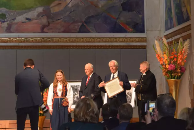Professor Emeritus Bjarne Bogen received the award from HM King Harald. Secretary General Ingrid Stenstadvold Ross and Chairman of the Board Geir Riise, both from the Norwegian Cancer Society, were also present.
