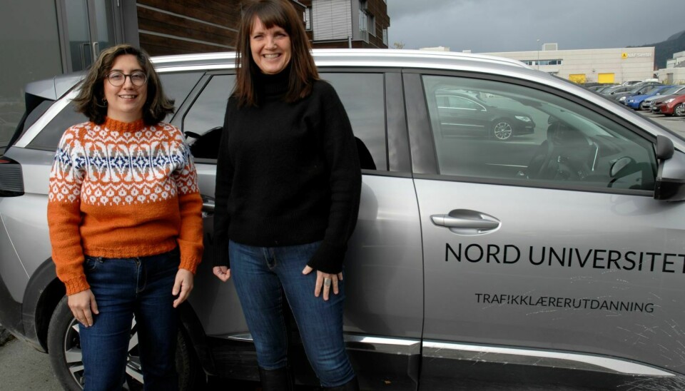 Forskerne Özlem Simsekoglu (til venstre) og Elisabeth Suzen jobber ved trafikkfag på studiested Stjørdal i Nord universitet.
