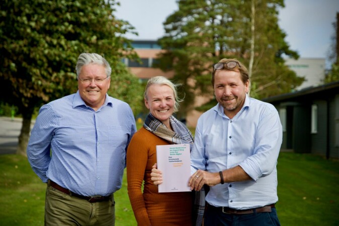 Morten Øgård (t.v.), Linda Hye og Are Vegard haug fra Senter for anvendt kommunalforskning står bak den nye boken. Medforfatter Harald Baldersheim er ikke med på bildet. Morten Øgård (t.v.), Linda Hye og Are Vegard haug fra Senter for anvendt kommunalforskning står bak den nye boken. Medforfatter Harald Baldersheim er ikke med på bildet.