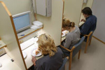 "Dommerne i aksjon i sensorisk laboratorium." "Dommerne i aksjon i sensorisk laboratorium."