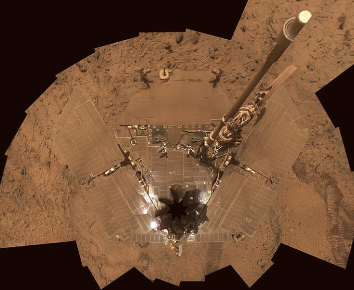 Dette selvportrettet tok Spirit i 2007. Det er satt sammen av flere bilder. (Foto: NASA/JPL-Caltech/Cornell) Dette selvportrettet tok Spirit i 2007. Det er satt sammen av flere bilder. (Foto: NASA/JPL-Caltech/Cornell)