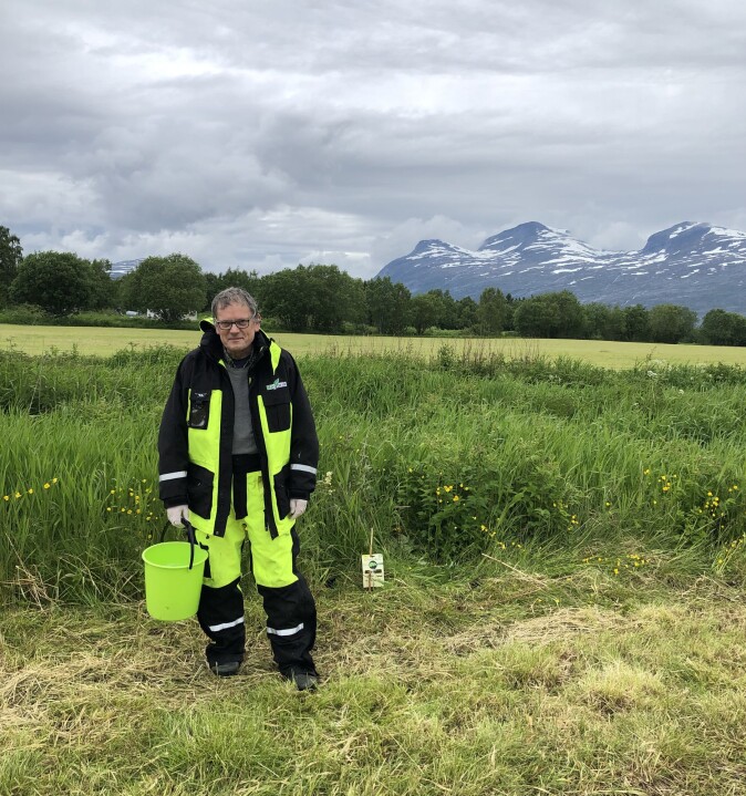 Per Magnus Hansen samler inn snegler og mus i kanten av en åker i Nord-Norge. Per Magnus Hansen samler inn snegler og mus i kanten av en åker i Nord-Norge.