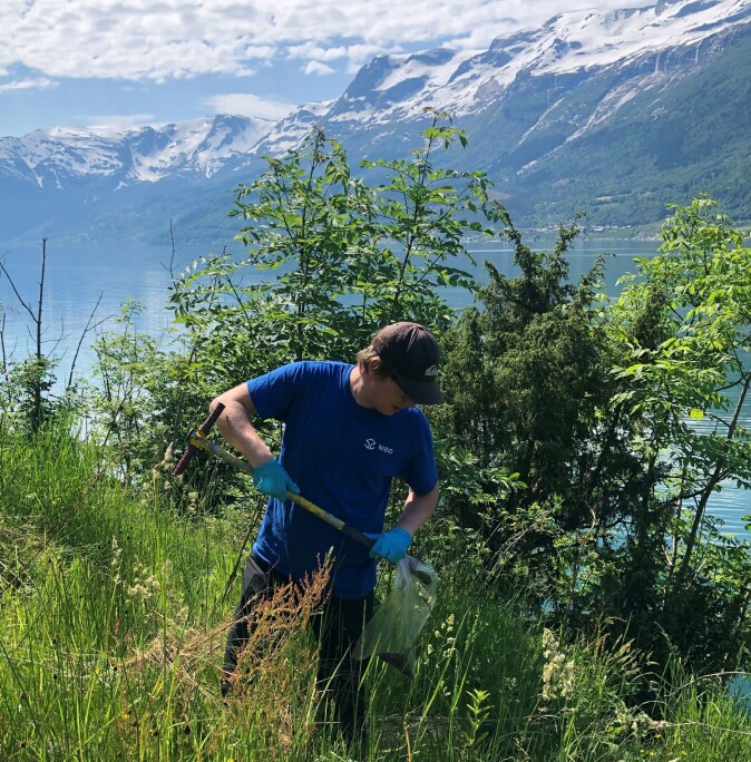 Håvard Haustveit tar jordprøver i et naturområde i Hardanger. Håvard Haustveit tar jordprøver i et naturområde i Hardanger.