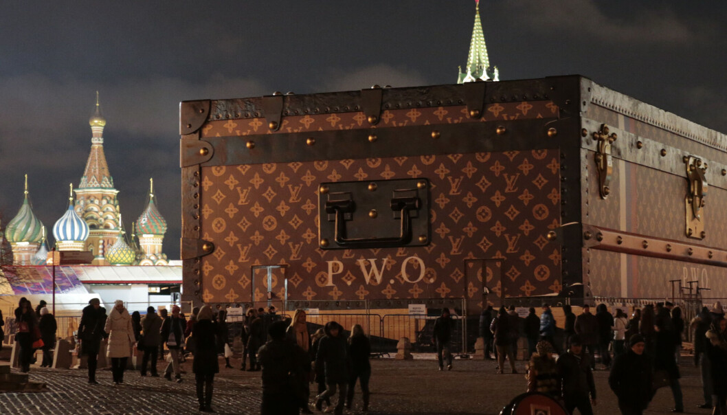 En gigantisk koffert fra luksus-selskapet Louis Vuitton ble plassert på Den røde plass i Moskva i 2013. I Russland finnes det en stor kundegruppe med veldig mye penger. Mange russere reagerte på kofferten. En gigantisk koffert fra luksus-selskapet Louis Vuitton ble plassert på Den røde plass i Moskva i 2013. I Russland finnes det en stor kundegruppe med veldig mye penger. Mange russere reagerte på kofferten.