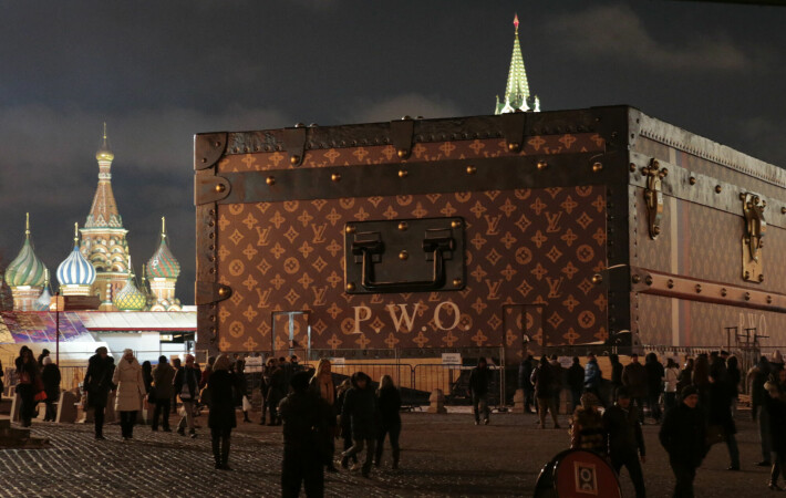 En gigantisk koffert fra luksus-selskapet Louis Vuitton ble plassert på Den røde plass i Moskva i 2013. I Russland finnes det en stor kundegruppe med veldig mye penger. Mange russere reagerte på kofferten.