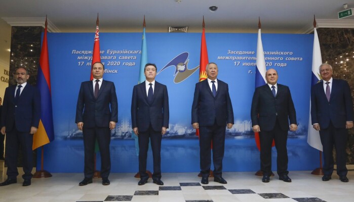 Ledere fra medlemslandene i Den eurasiske union (EEU) poserer for fotografen under et møte i Hviterussland i 2020. Målet med unionen var ambisiøst da den ble etablert i 2015. Det skulle skapet et felles marked med fri flyt av varer, tjenester og finanser og etter hvert en felles valuta. Men etter den russiske okkupasjonen av Krimhalvøya i Ukraina kjølnet forholdet mellom deltagerne. Det ble klart for flere mindre land i hvilken grad Russland ønsket å dominere organisasjonen. Ledere fra medlemslandene i Den eurasiske union (EEU) poserer for fotografen under et møte i Hviterussland i 2020. Målet med unionen var ambisiøst da den ble etablert i 2015. Det skulle skapet et felles marked med fri flyt av varer, tjenester og finanser og etter hvert en felles valuta. Men etter den russiske okkupasjonen av Krimhalvøya i Ukraina kjølnet forholdet mellom deltagerne. Det ble klart for flere mindre land i hvilken grad Russland ønsket å dominere organisasjonen.