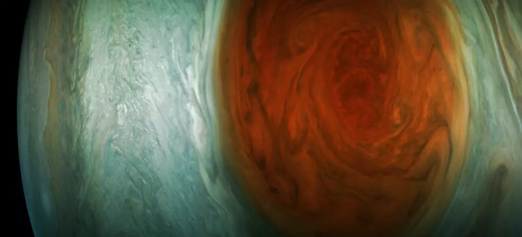 Jupiters store røde flekk sett av sonden Juno.