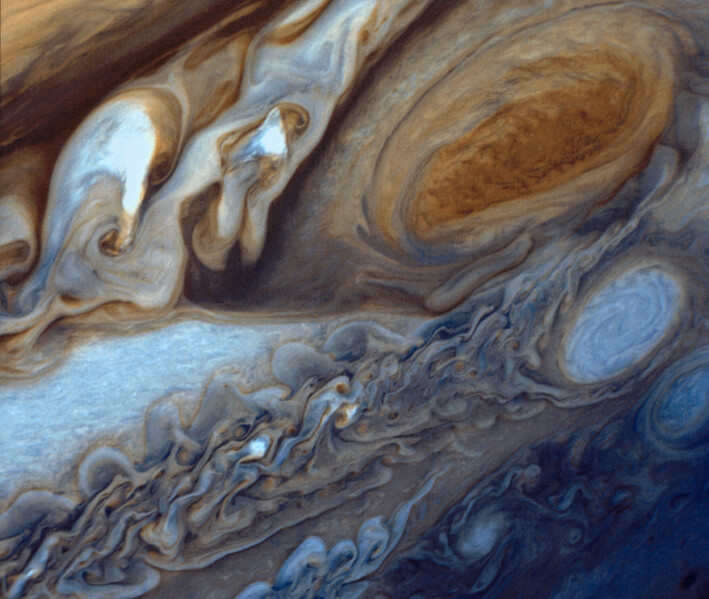 Den røde flekken og andre stormer og virvler i Jupiter-atmosfæren sett av sonden Voyager 1 på 1970-tallet. Den røde flekken og andre stormer og virvler i Jupiter-atmosfæren sett av sonden Voyager 1 på 1970-tallet.