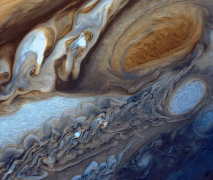 Den røde flekken og andre stormer og virvler i Jupiter-atmosfæren sett av sonden Voyager 1 på 1970-tallet.