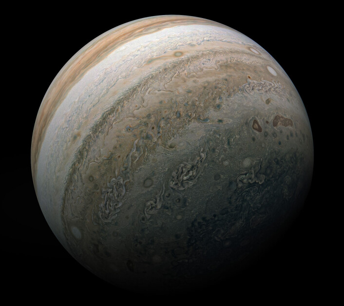 Jupiter sett fra undersiden av Juno, uten at du ser den røde flekken. Jupiter sett fra undersiden av Juno, uten at du ser den røde flekken.
