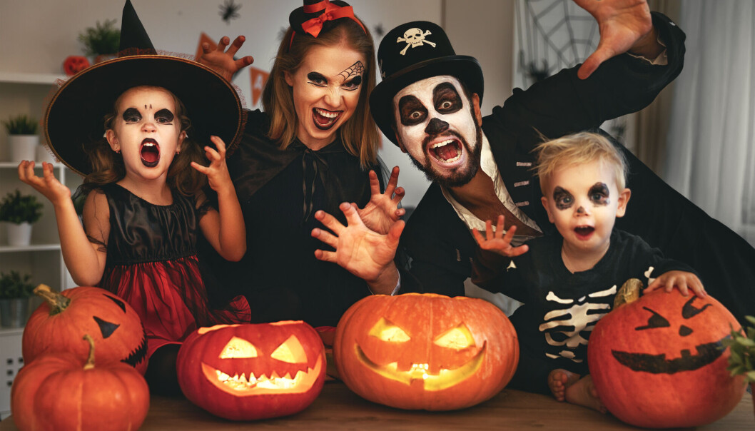 Noen voksne i Norge har negative holdninger til Halloween. Ofte blir det sagt at feiringen kommer fra USA og ikke har noe her å gjøre. Men tradisjonen er mer europeisk enn amerikansk, forteller forsker. Noen voksne i Norge har negative holdninger til Halloween. Ofte blir det sagt at feiringen kommer fra USA og ikke har noe her å gjøre. Men tradisjonen er mer europeisk enn amerikansk, forteller forsker.