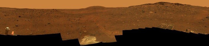 Med dette bildet viser Spirit oss hvor hun står fast på Mars. Her sank hjulene for dypt ned i sanden våren 2009. Spirit tok flere hundre bilder som ble kombinert til dette panoramaet. (Foto: NASA/JPL) Med dette bildet viser Spirit oss hvor hun står fast på Mars. Her sank hjulene for dypt ned i sanden våren 2009. Spirit tok flere hundre bilder som ble kombinert til dette panoramaet. (Foto: NASA/JPL)