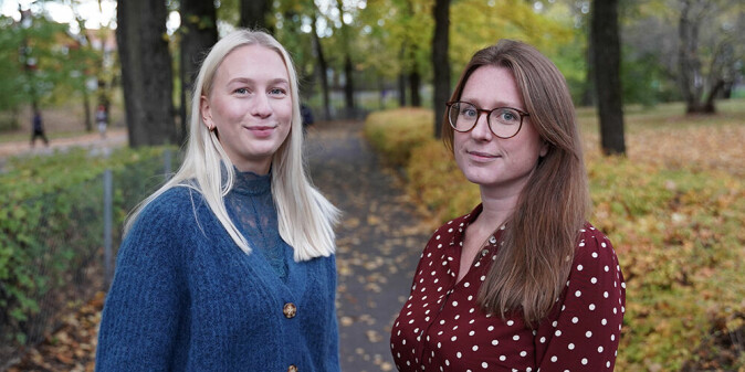 Forsker Linn Stokke Guttormsen (til høyre) og student Elisabeth Egner snakker om hva stamming er og hvilke utfordringer det kan føre til for de som selv stammer.