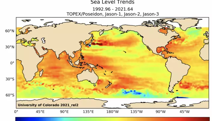 Figur-1: Observert havnivåstigning gjennom ca. 30 år med satellittmålinger. Noe skyldes global havnivåstigning, og noe skyldes skvulping i havbassengene. Gjennomsnittverdien for denne perioden er 3,3 mm/år.