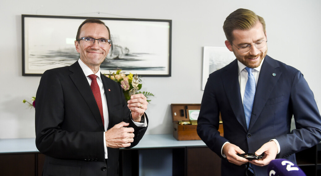Avtroppende klima- og miljøvernminister Sveinung Rotevatn (V) og påtroppende Espen Barth Eide (Ap) under nøkkeloverrekkelse i Klima- og miljødepartementet. Avtroppende klima- og miljøvernminister Sveinung Rotevatn (V) og påtroppende Espen Barth Eide (Ap) under nøkkeloverrekkelse i Klima- og miljødepartementet.