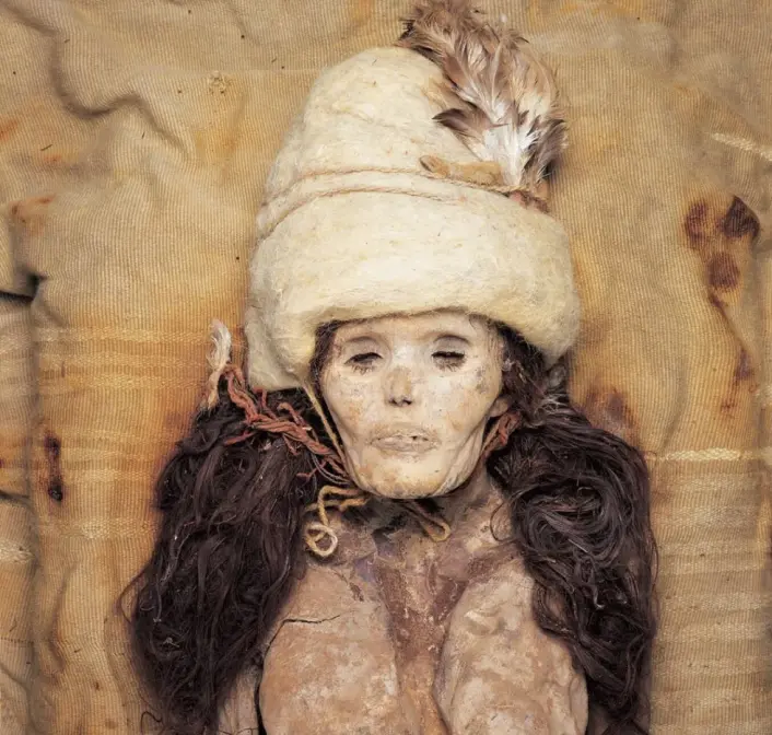 Et av de naturlig mummifiserte menneskene gravlagt på dette stedet. Dette er en kvinne som levde for flere tusen år siden. Et av de naturlig mummifiserte menneskene gravlagt på dette stedet. Dette er en kvinne som levde for flere tusen år siden.