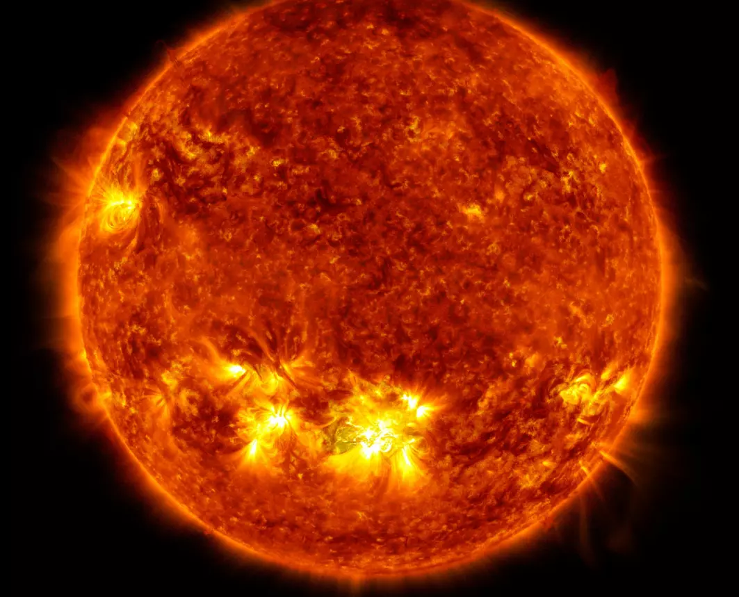 De lyse feltene ned mot midten av solskiven viser den kraftige eksplosjonen på solen den 28. oktober. Feltene viser intens stråling, blant annet røntgenstråling.