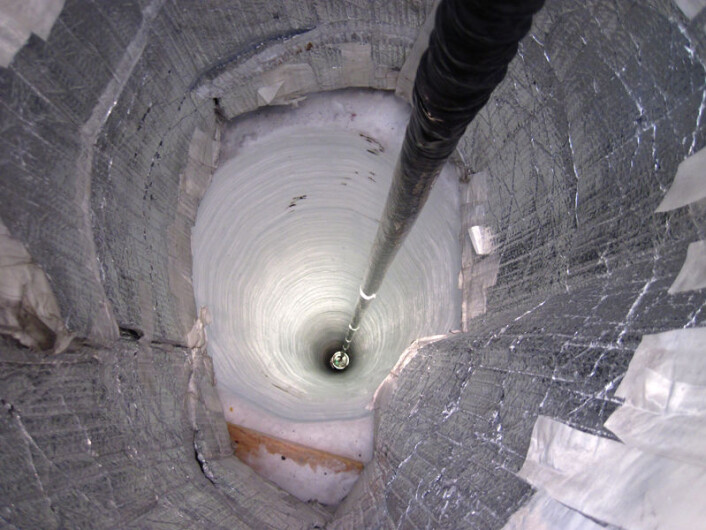 IceCube sensor på vei ned i borehull (Foto: NSF/B.Gudbjartsson) IceCube sensor på vei ned i borehull (Foto: NSF/B.Gudbjartsson)