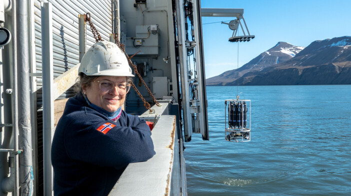 Toktleder og geolog Katrine Husum følger med når vannprøver fra havbunn og sjø blir hentet i Isfjorden på Svalbard.