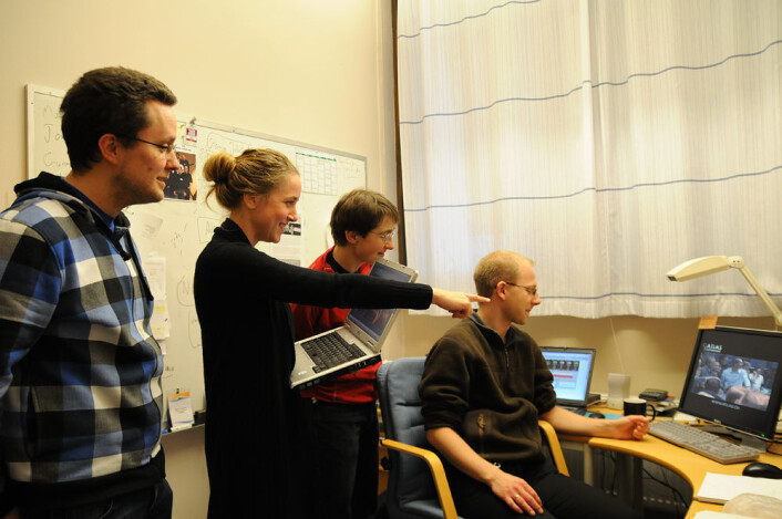 Jon Nilsen, Maiken Pedersen, Katarina Pajchel og Bjørn Samset oppdager mønstre på dataskjermen som er "mistenkelig kollisjonslike". (Foto: Universitetet i Oslo) Jon Nilsen, Maiken Pedersen, Katarina Pajchel og Bjørn Samset oppdager mønstre på dataskjermen som er "mistenkelig kollisjonslike". (Foto: Universitetet i Oslo)