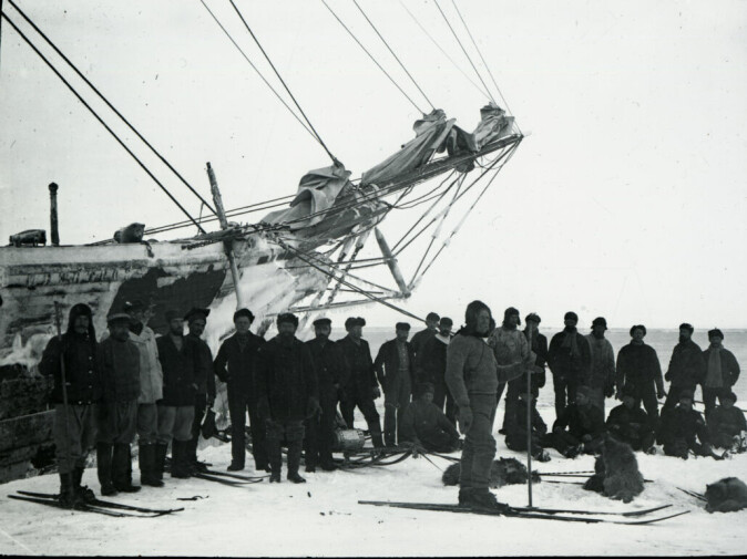 Hele ekspedisjonen 17.februar 1900. Samme dag skal Borchgrevink, Colbeck og Savio ha dratt innover isen og satte rekord nærmest Sørpolen.