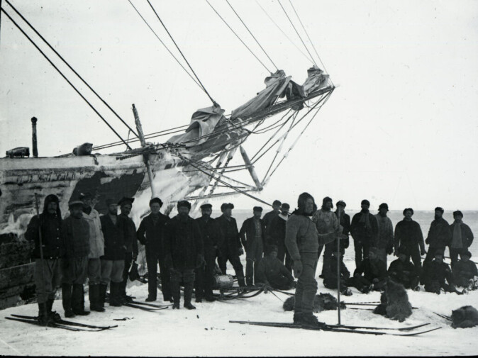 Hele ekspedisjonen 17.februar 1900. Samme dag skal Borchgrevink, Colbeck og Savio ha dratt innover isen og satte rekord nærmest Sørpolen. Hele ekspedisjonen 17.februar 1900. Samme dag skal Borchgrevink, Colbeck og Savio ha dratt innover isen og satte rekord nærmest Sørpolen.
