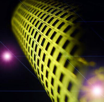 Foto av ferdig utviklet "e-hud" med sensorer av nanotråder. Hvert mørke felt representerer en føle-enhet. (Foto: Ali Javey og Kuniharu Takei, Berkeley-universitetet) Foto av ferdig utviklet "e-hud" med sensorer av nanotråder. Hvert mørke felt representerer en føle-enhet. (Foto: Ali Javey og Kuniharu Takei, Berkeley-universitetet)