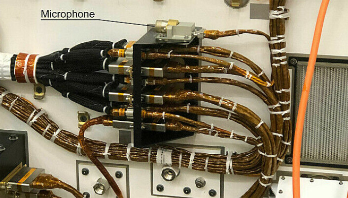 Den danske mikrofonen sitter på toppen av den svarte kassen med alle kablene. Den danske mikrofonen sitter på toppen av den svarte kassen med alle kablene.