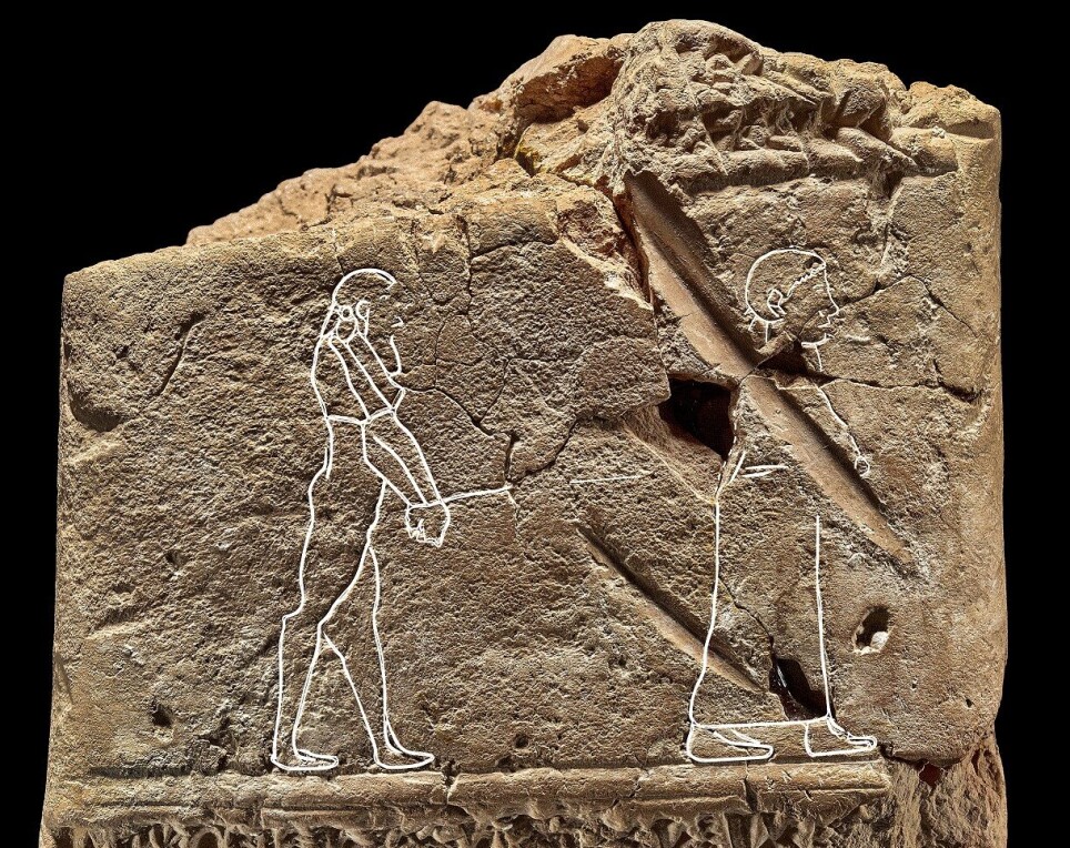 På en leirtavle fra Babylon ser vi et ensomt gjenferd bli geleidet inn i etterlivet av en elsker. Tegningen er sporet med hvitt kritt for at publikum skal kunne se den slik den var før tidens tann gikk løs på den.