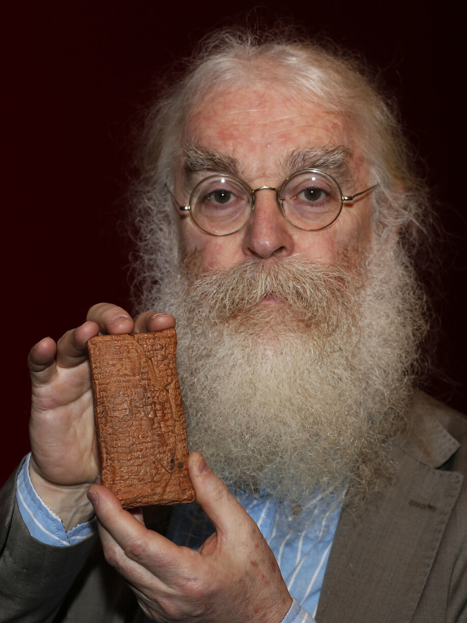 Irving Finkel er kurator ved the British Museum. Her poserer han med en 4.000 år gammel leirtavle med en nedskrevet fortellingen om Noas Ark og flodbølgen.