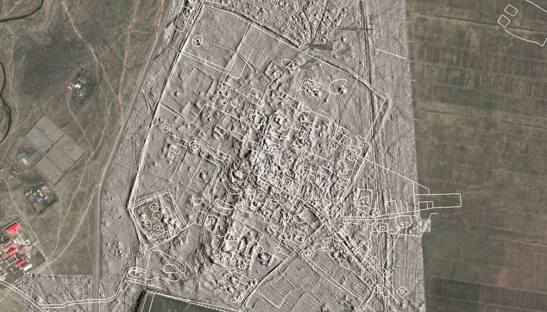 Oversiktskart som viser georadar-bilder av den gamle hovedstaden. De grå feltene viser hva som ligger under bakken, og det er lagt oppå et satellittbilde av stedet. Oversiktskart som viser georadar-bilder av den gamle hovedstaden. De grå feltene viser hva som ligger under bakken, og det er lagt oppå et satellittbilde av stedet.