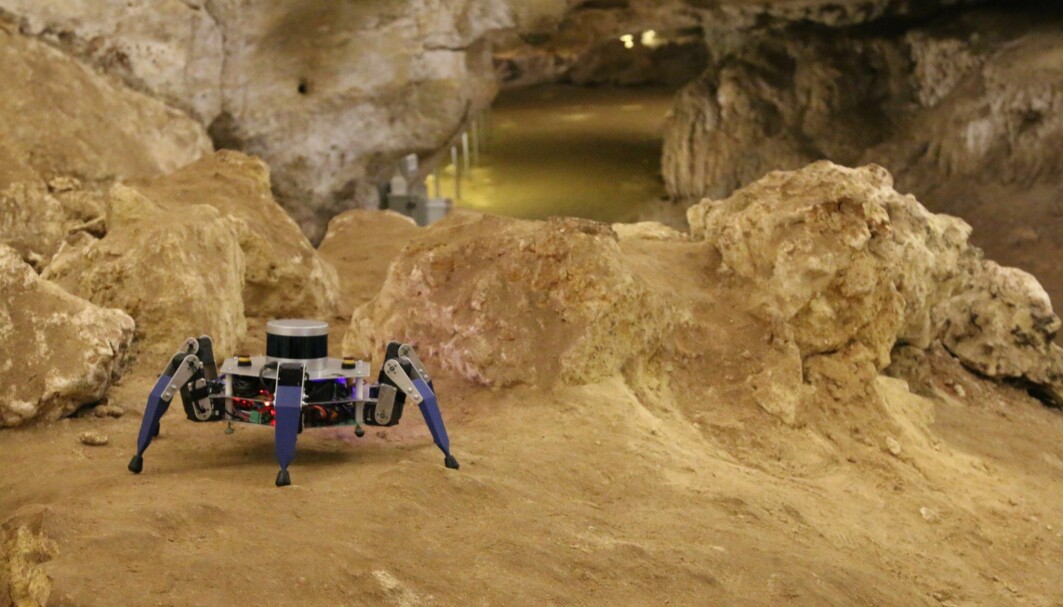 En robot med seks bein gjør mindre skade enn en robot med hjul, mener studentene som har laget denne roboten. En robot med seks bein gjør mindre skade enn en robot med hjul, mener studentene som har laget denne roboten.